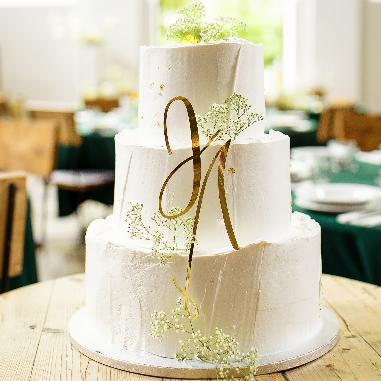 Tort weselny minimalistyczny z gipsówką i inicjałami