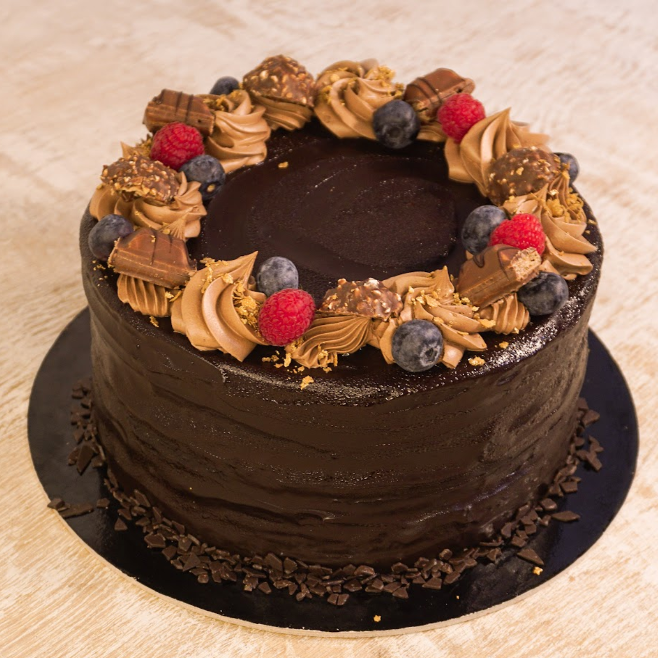 Tort Czekoladowy z czekoladkami i owocami
