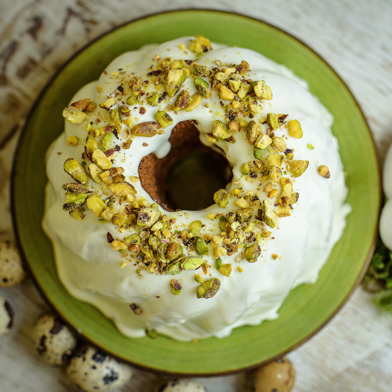 Babka pistacjowa pokryta białą czekoladą
