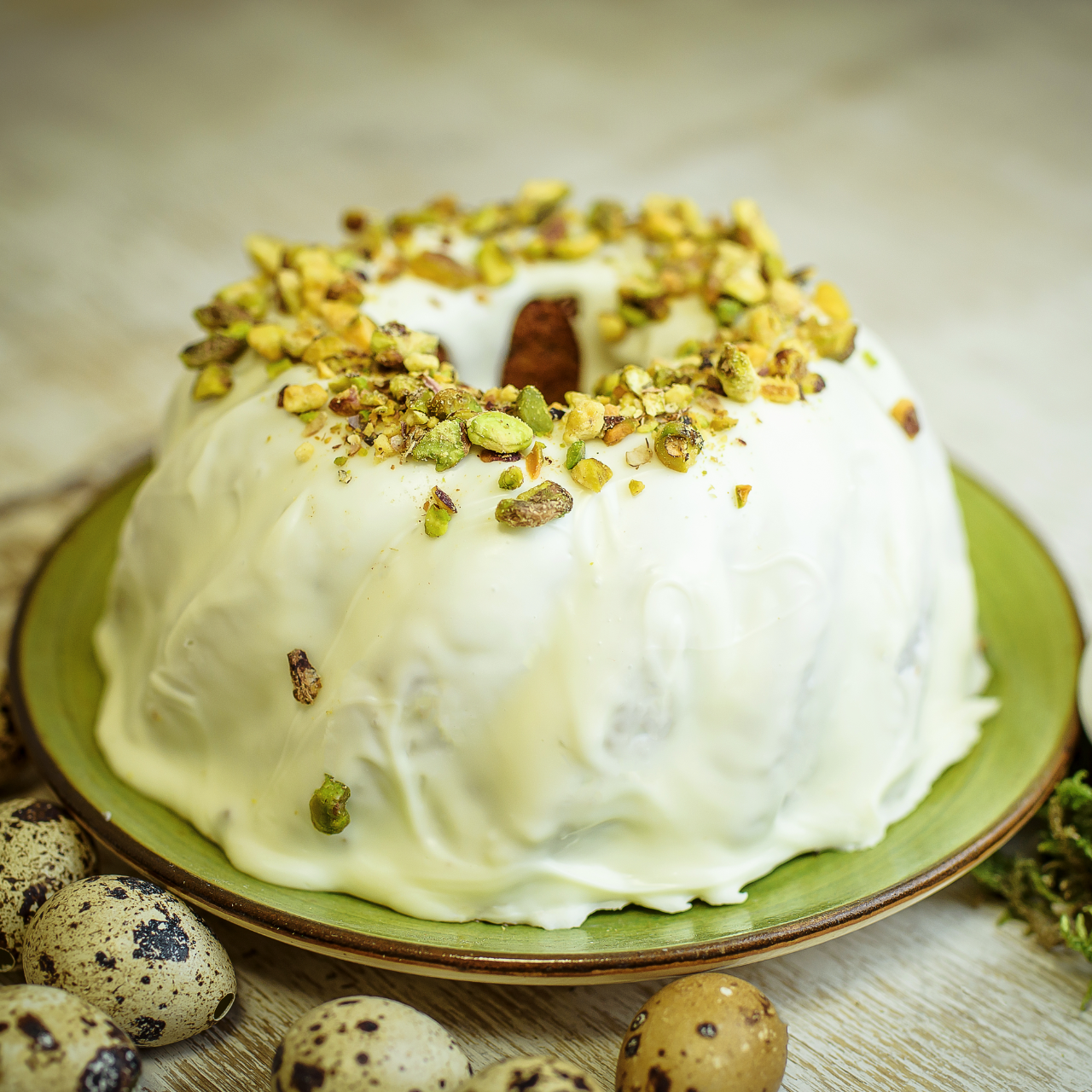 Babka pistacjowa pokryta białą czekoladą