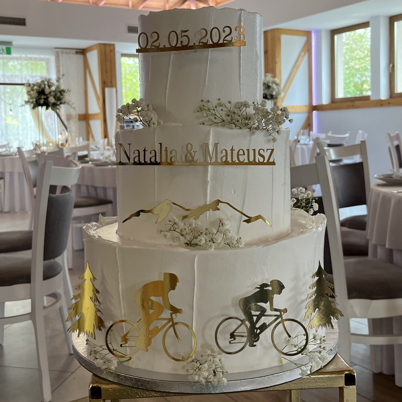 Tort weselny z personalizowanymi topperami