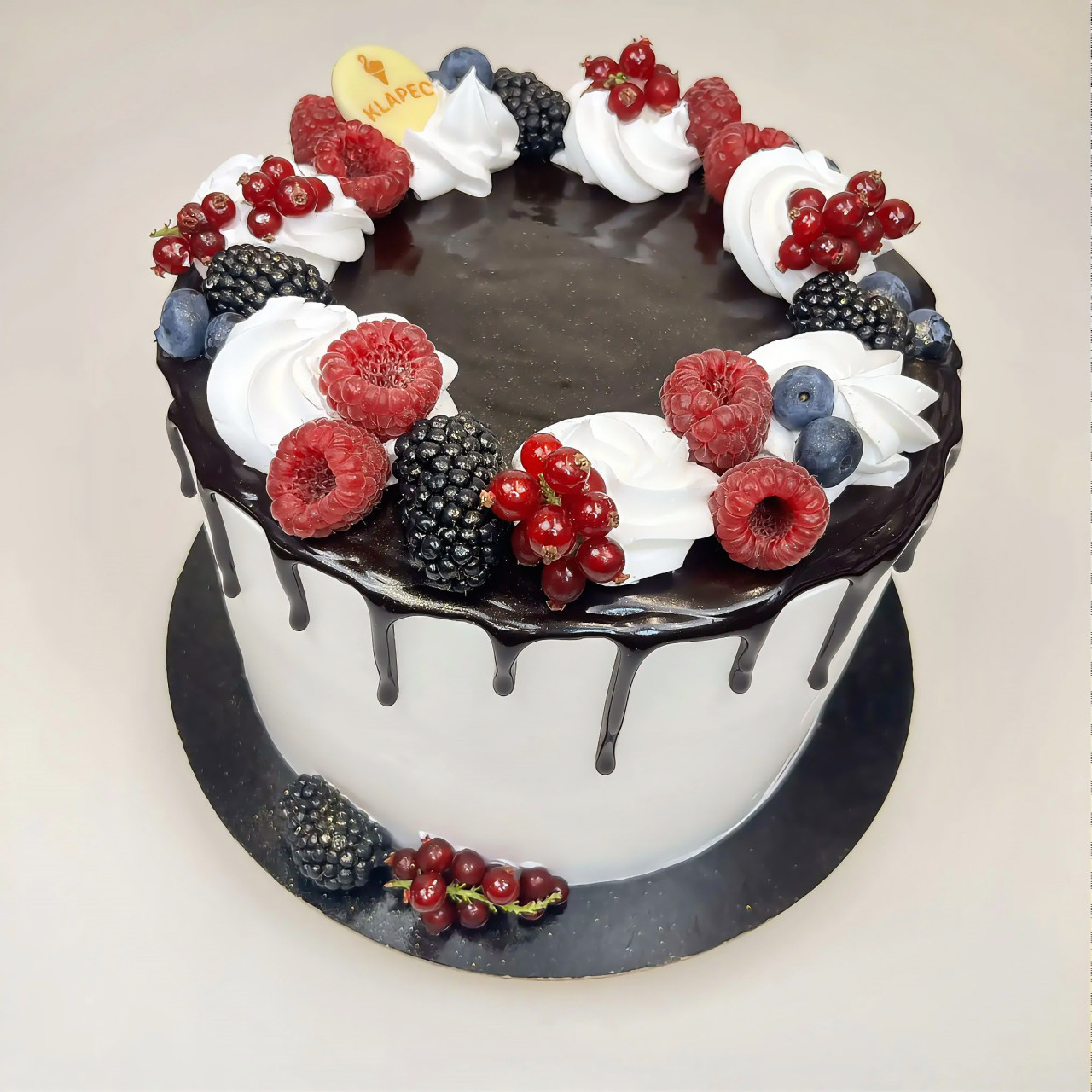 Tort drip cake czekoladowy z owocami