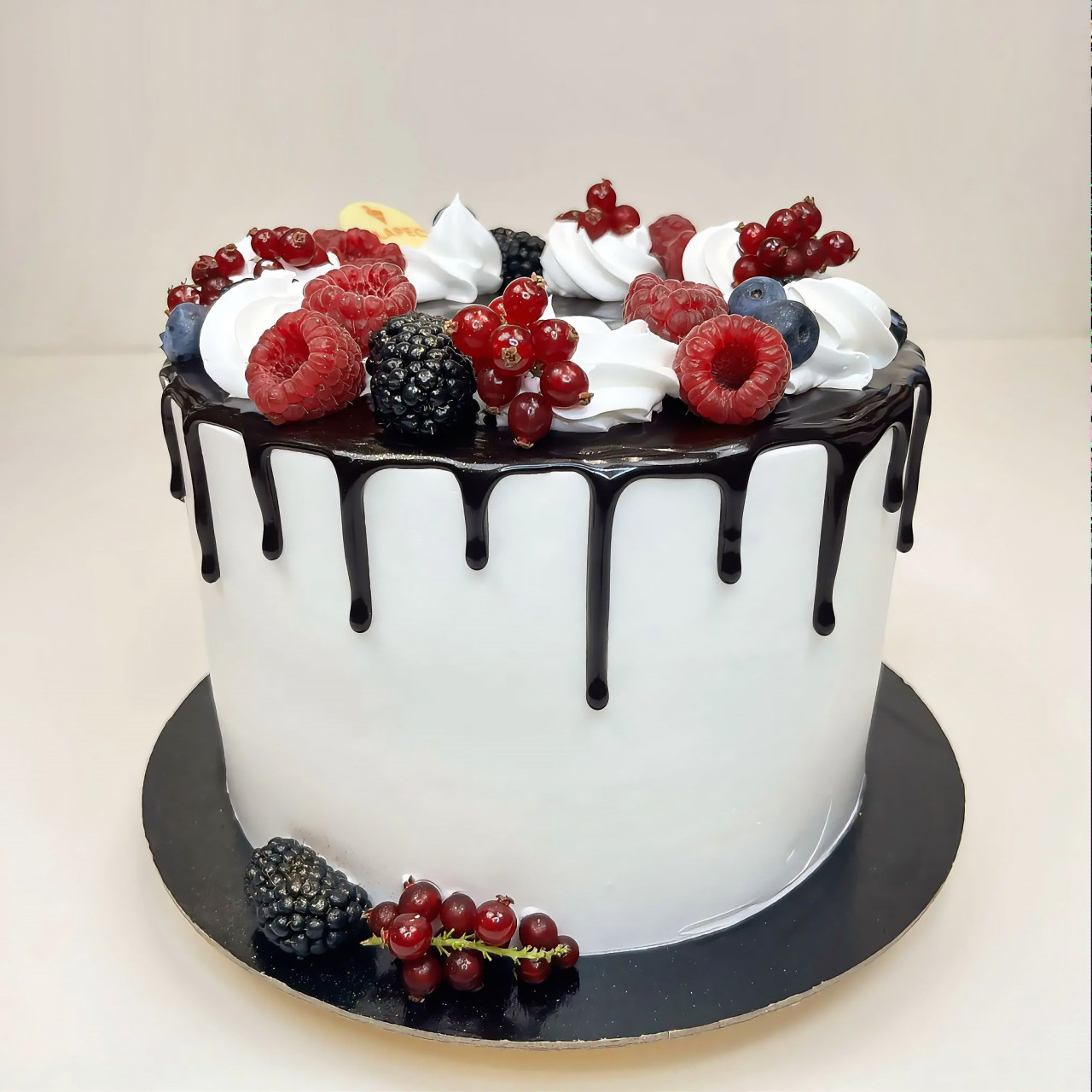 Tort drip cake czekoladowy z owocami