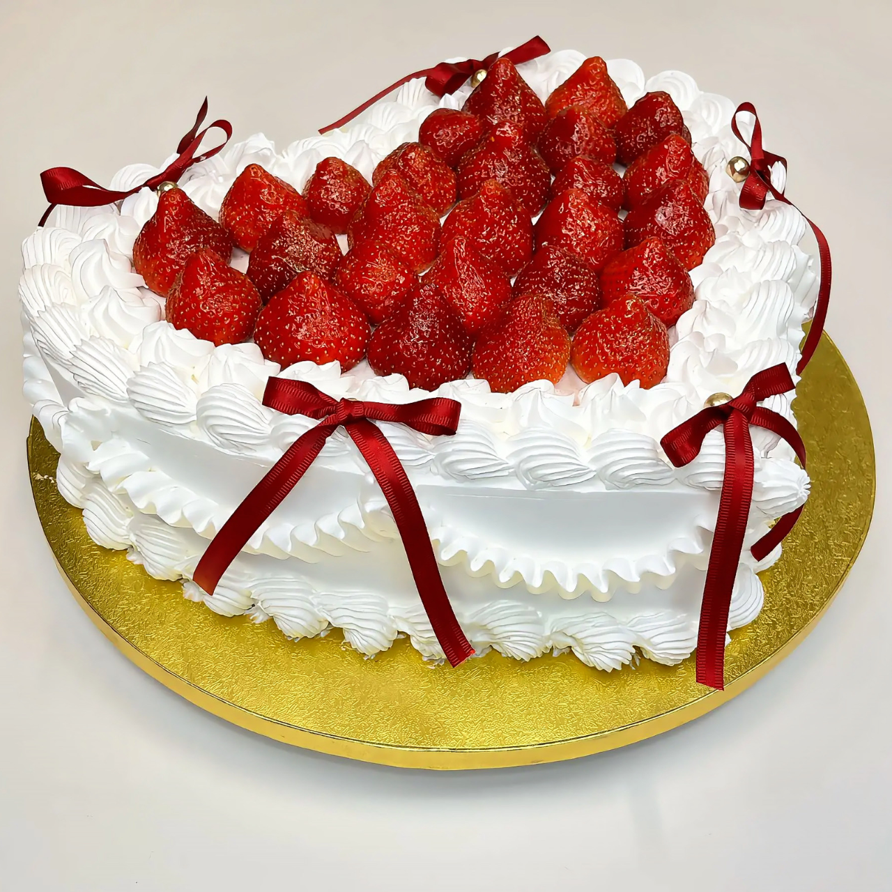 Tort lambeth cake serce z kokardkami i truskawkami