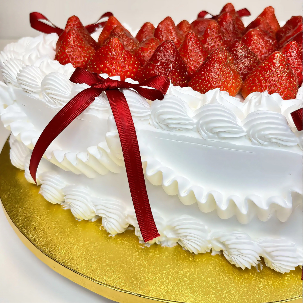 Tort lambeth cake serce z kokardkami i truskawkami