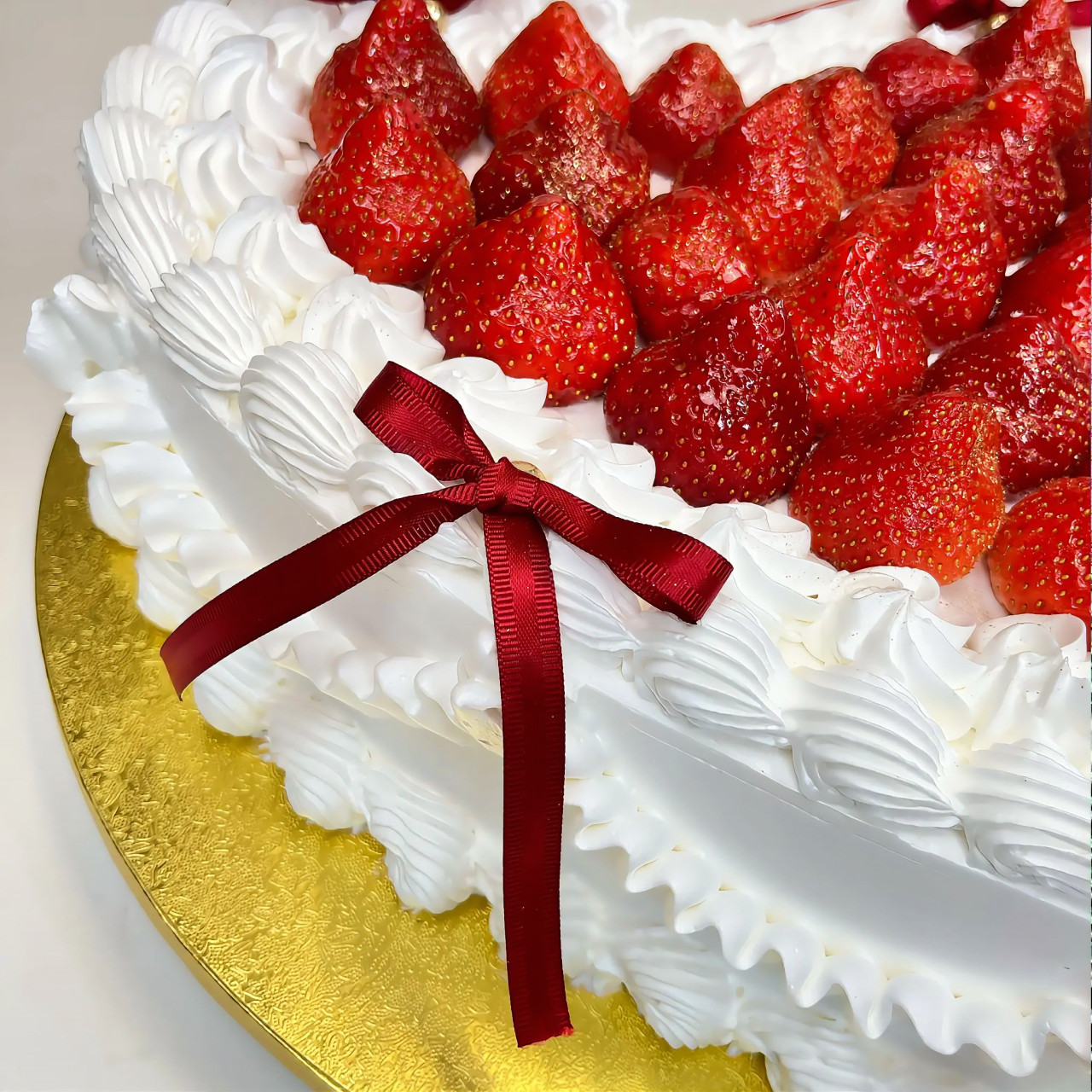 Tort lambeth cake serce z kokardkami i truskawkami
