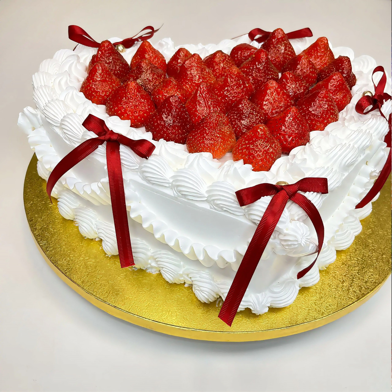 Tort lambeth cake serce z kokardkami i truskawkami