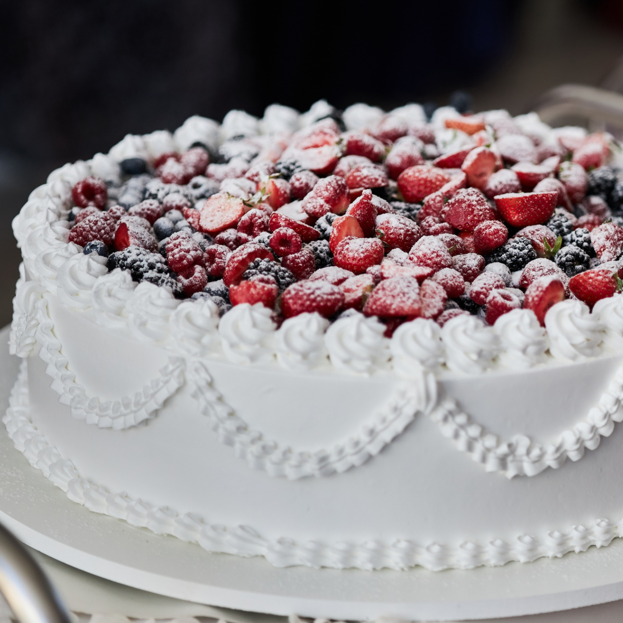 Tort weselny w stylu włoskim z owocami