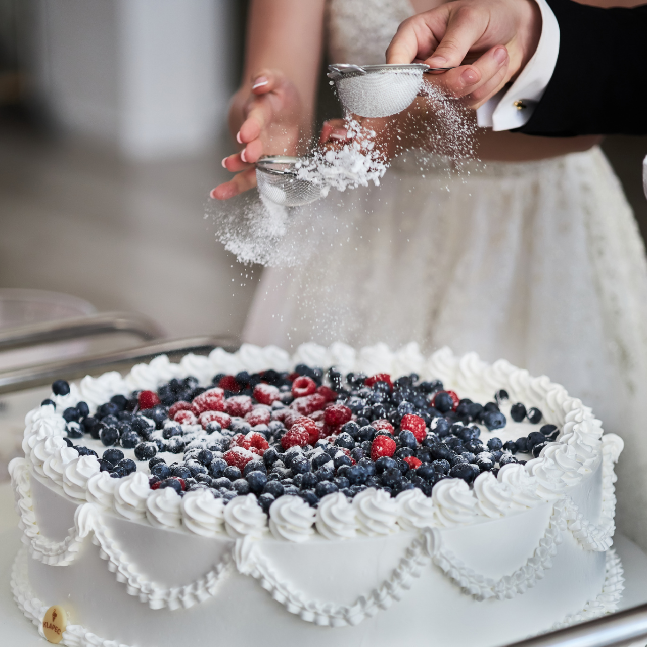Tort weselny w stylu włoskim z owocami