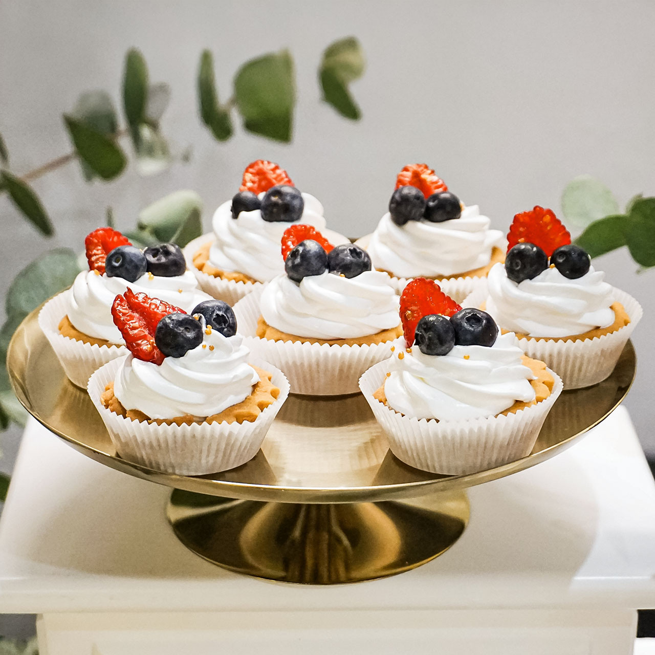 Krucha babeczka z bitą śmietaną i owocami - zestaw 15 sztuk