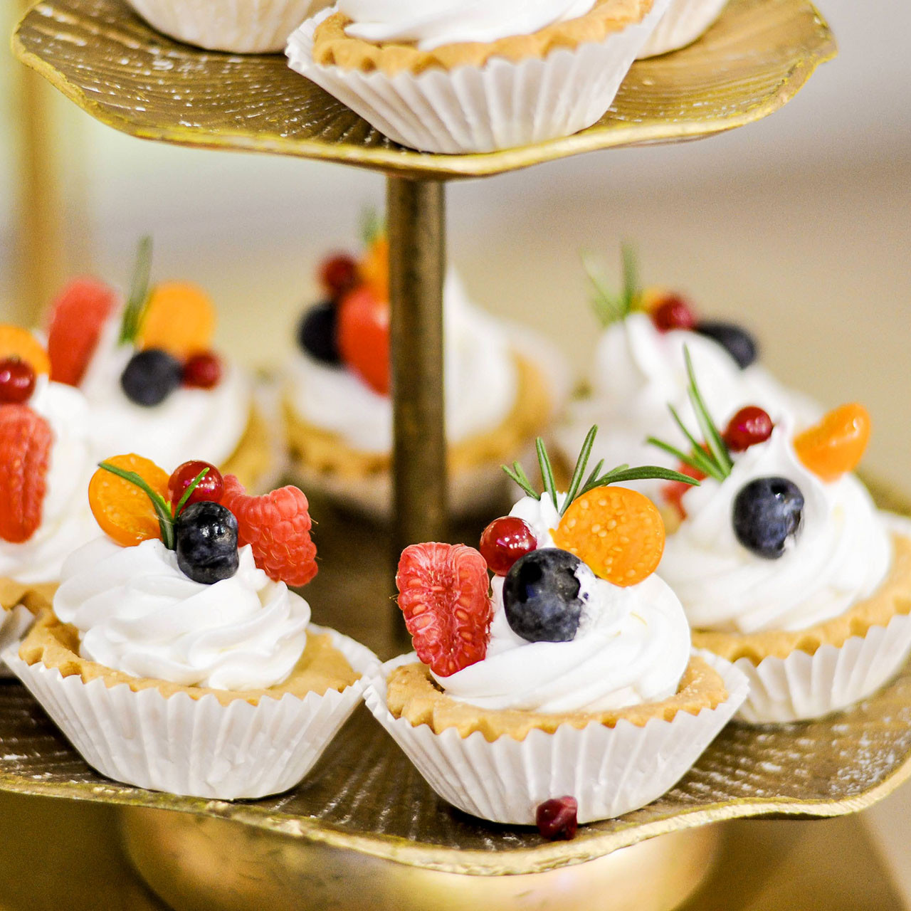 Krucha babeczka z bitą śmietaną i owocami - zestaw 15 sztuk