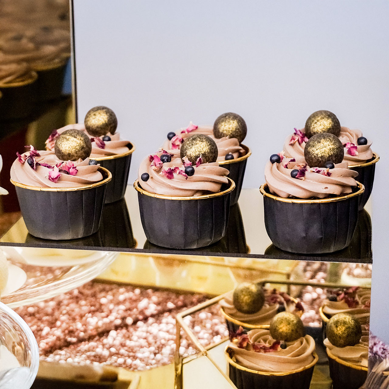 Cupcake czekoladowy z nadzieniem wiśniowym i kremem waniliowym - zestaw 15 sztuk