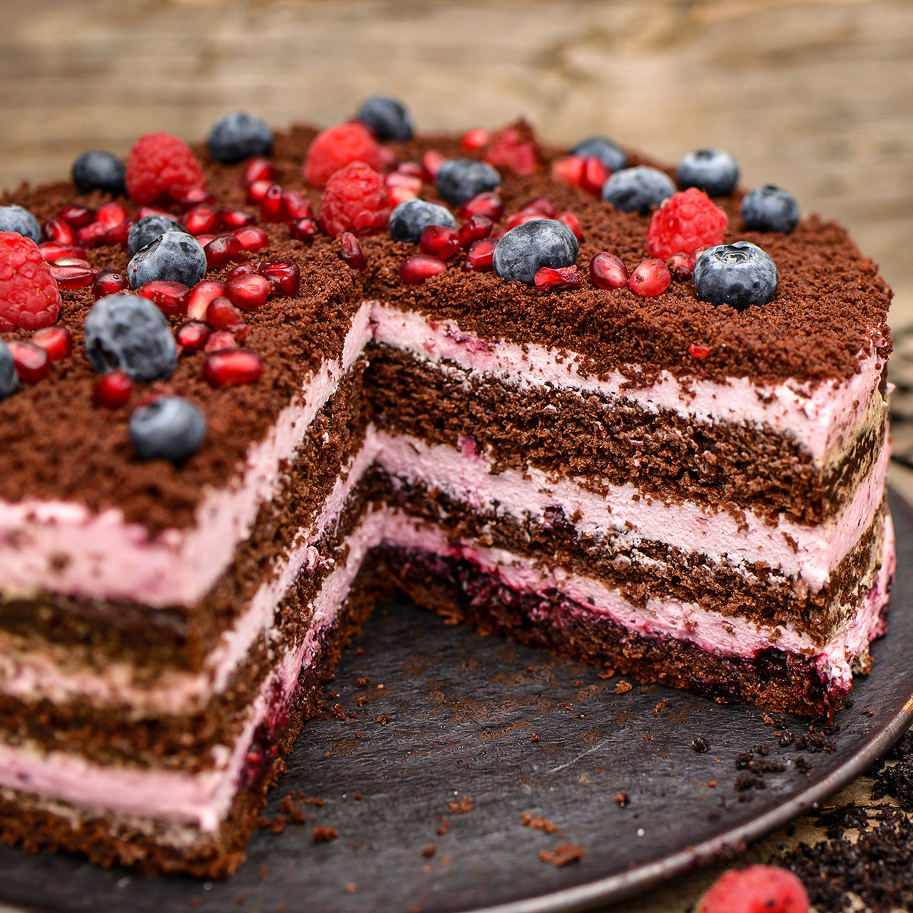 Tort owoce lasu z czekoladowym ciastem