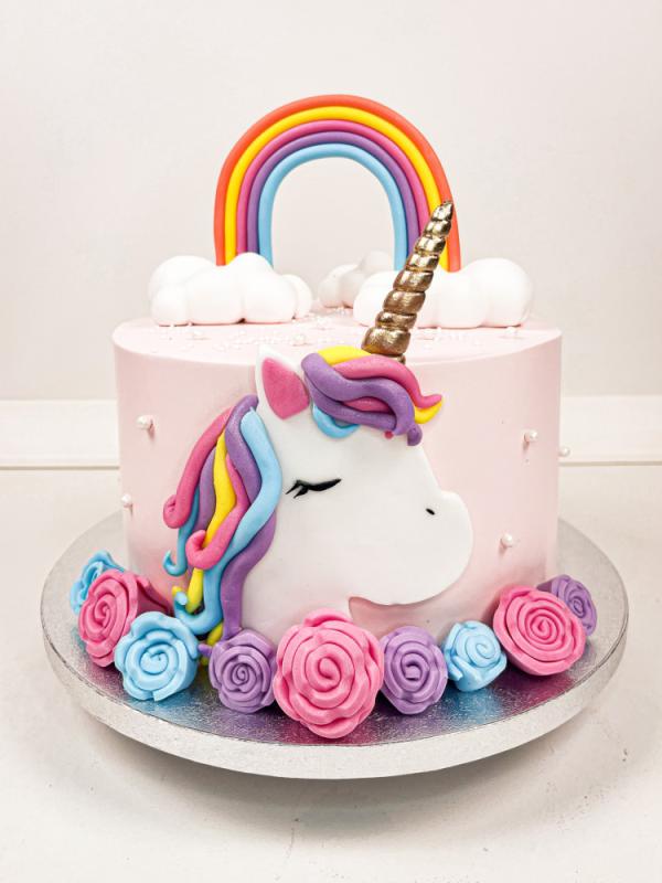 39. Tort unicorn z tęczą