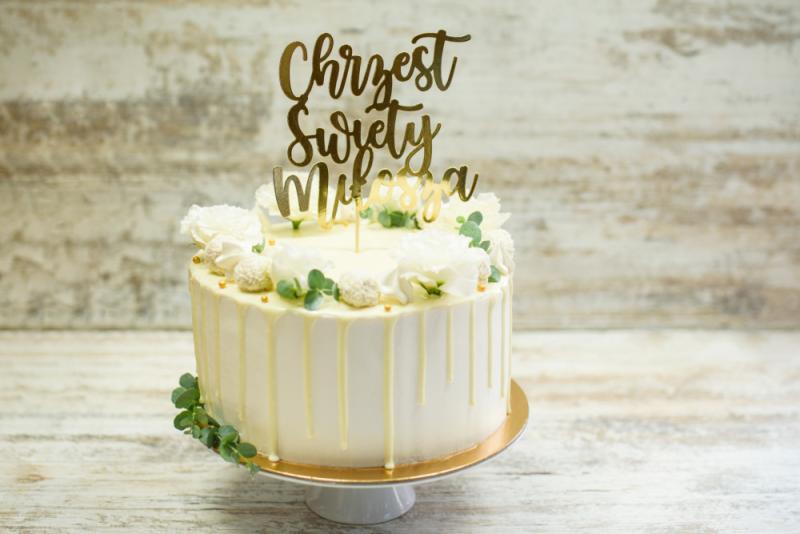 6.Kremowy drip cake na chrzest z personalizacją