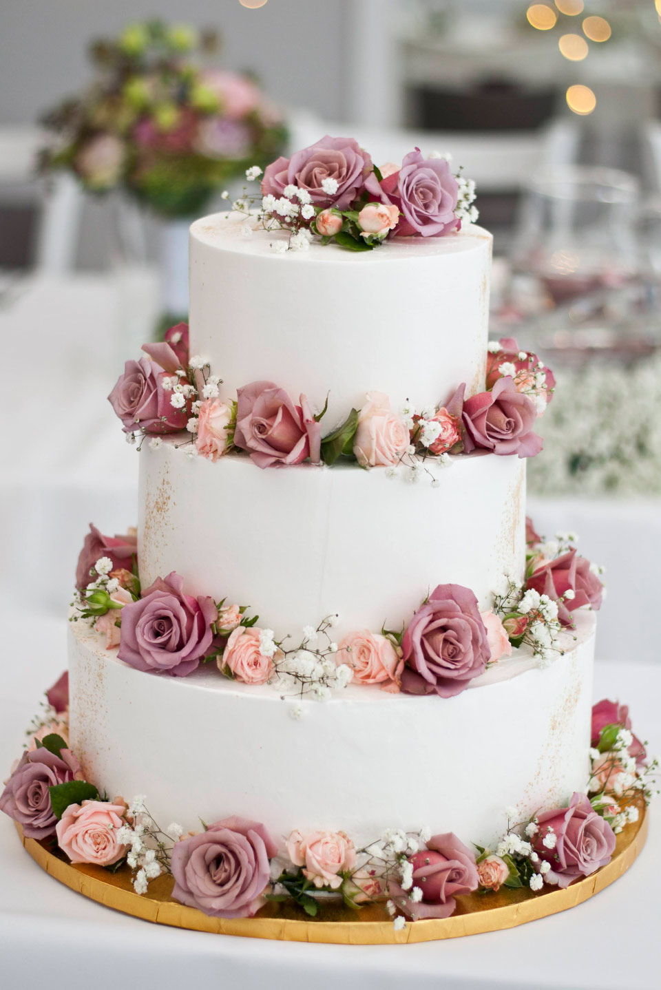 Aranżacja wesela – torty weselne, słodkie stoły i desery dla gości