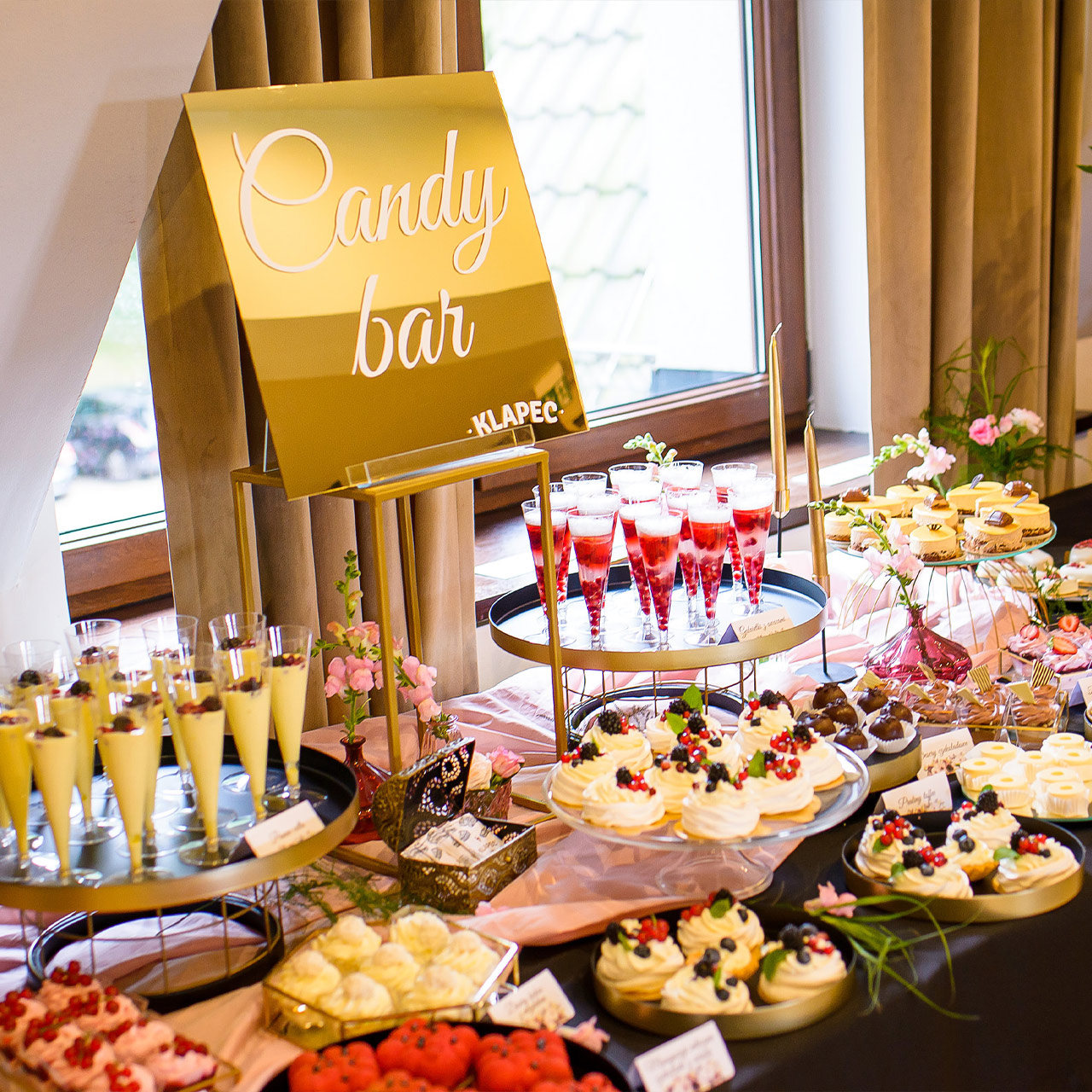 Aranżacja słodkiego stołu na wesele – desery, monoporcje i słodkości weselne