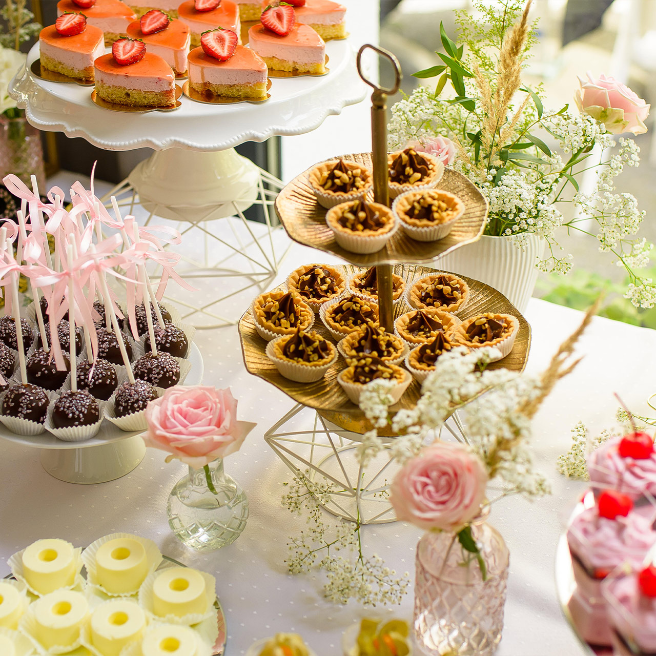 Torty weselne i słodkie stoły na Śląsku – kompleksowa oferta weselna