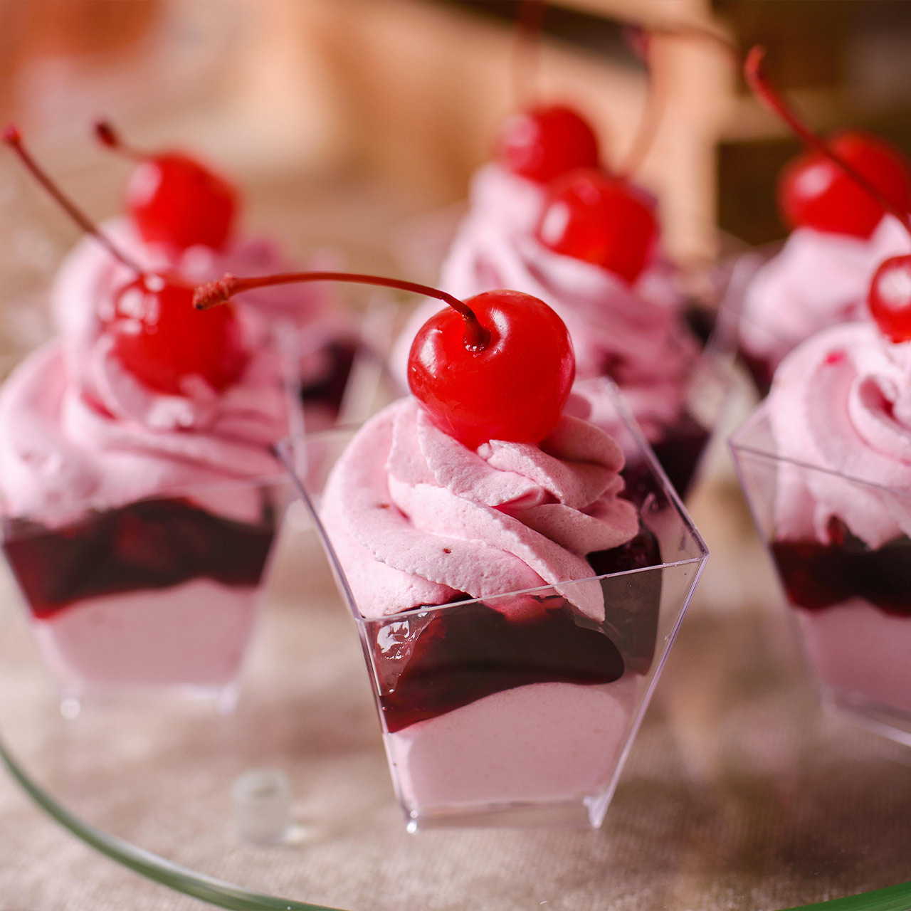 Pomysły na podziękowania dla gości weselnych – małe desery i słodkie upominki, eleganckie pudełka z deserami