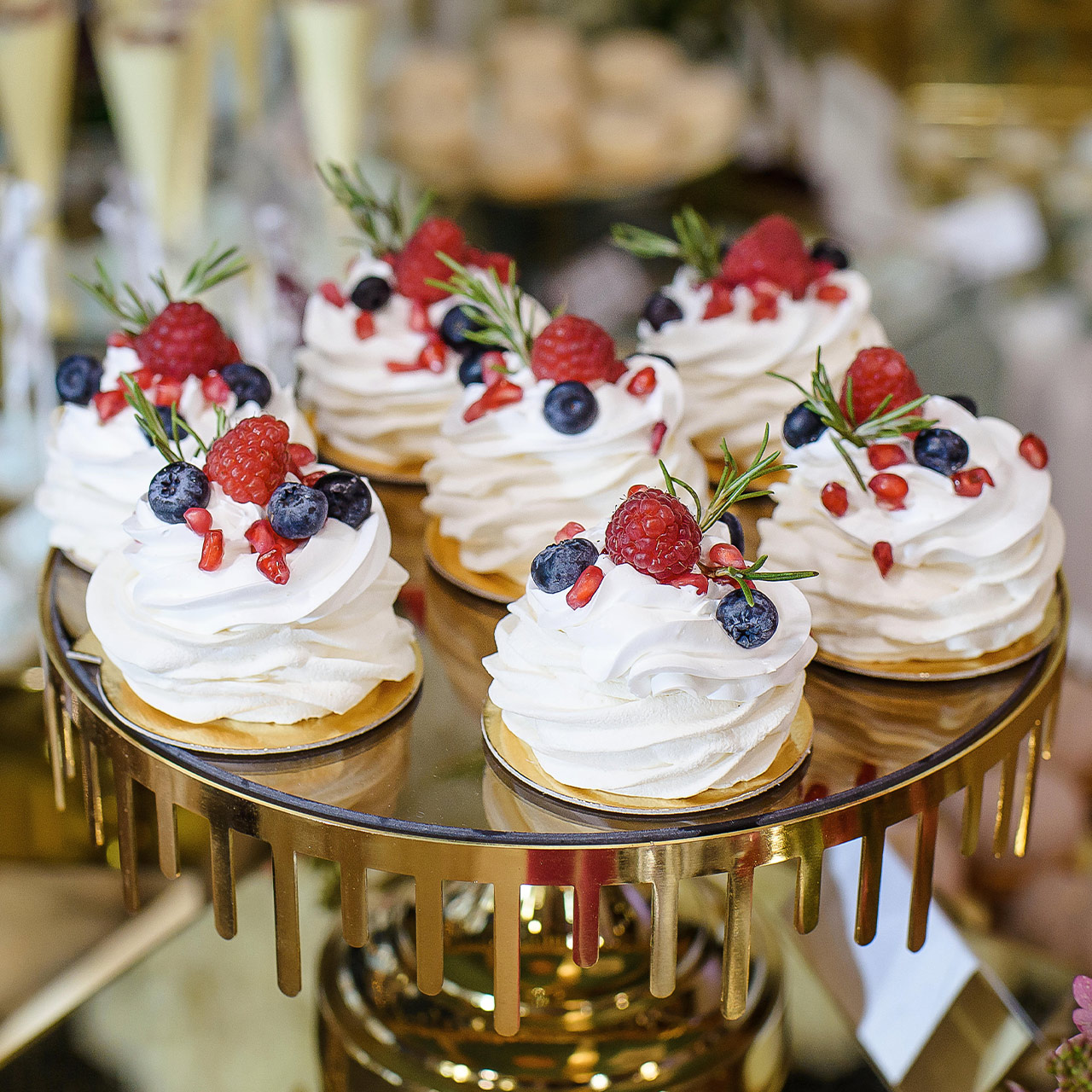 Małe słodkości na wesele – monoporcje, makaroniki i mini desery