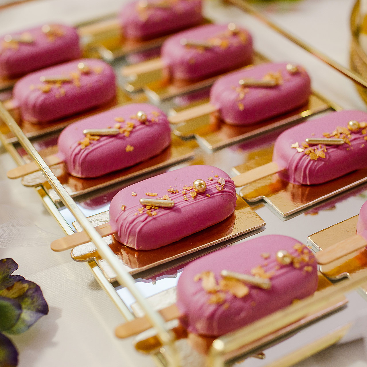 Nowoczesny słodki stół weselny – elegancka oprawa deserowa na przyjęcie