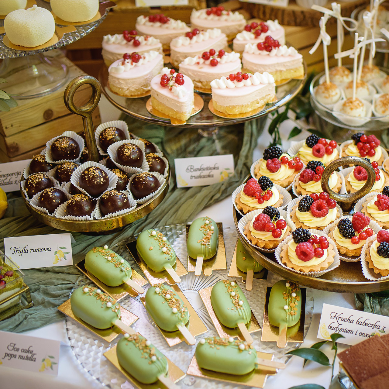 Słodkie stoły weselne w Gliwicach – elegancka aranżacja deserów na wesele
