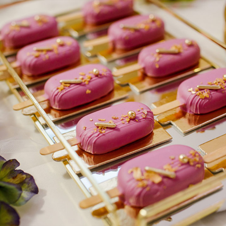 Mini słodkości na wesele – eleganckie desery finger food