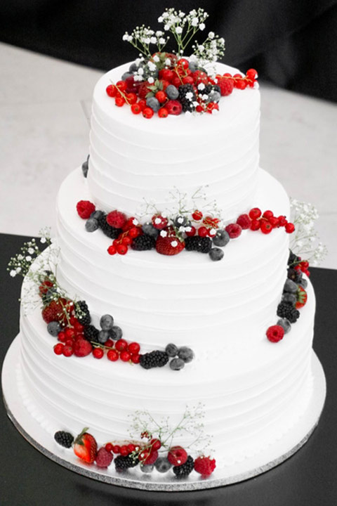 Aranżacja słodkiego stołu weselnego – monoporcje i desery na wesele