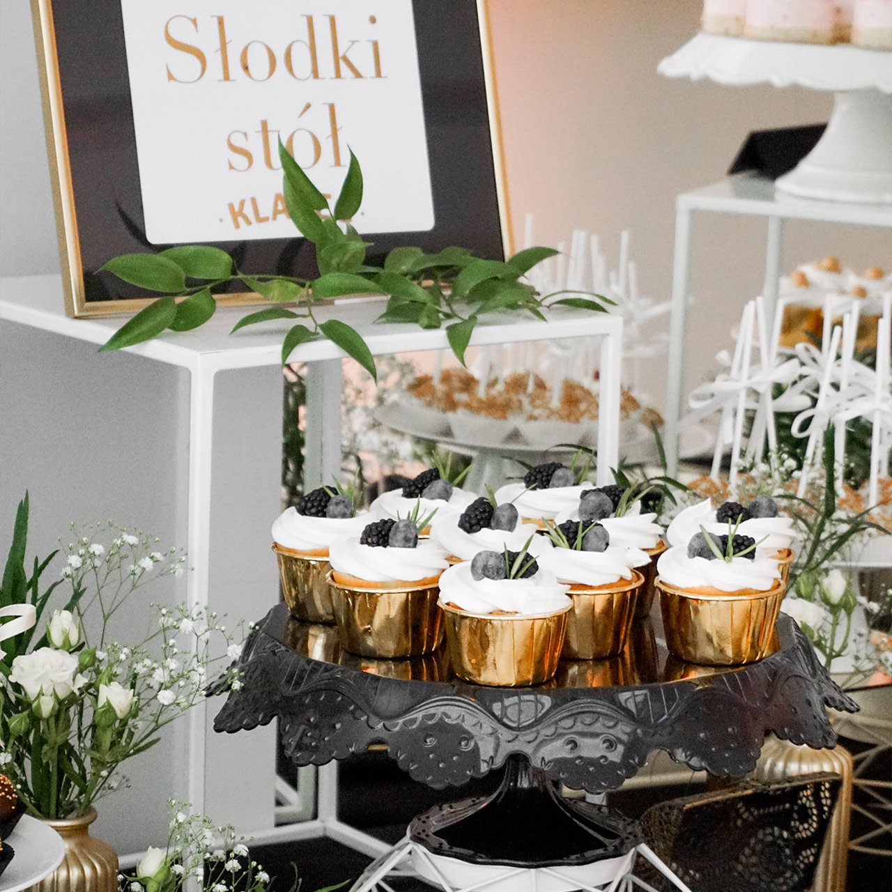 Słodki stół weselny w Gliwicach – elegancka aranżacja deserów na wesele